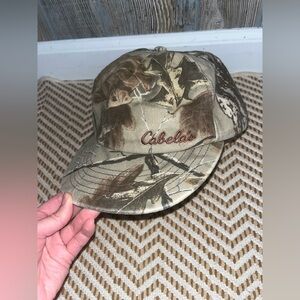 Vintage realtree camo Cabelas hat with adjustable back in EUC